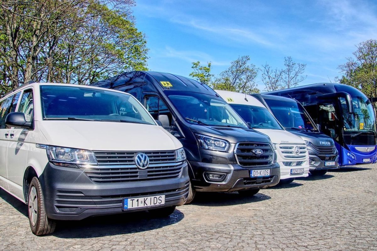 Pięć pojazdów szkolnych Little Monsters zaparkowanych w rzędzie, od busa po pełnowymiarowy autokar