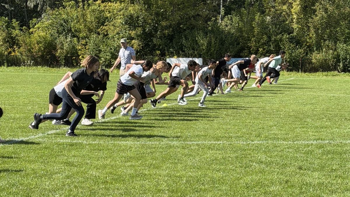 Uczniowie IAS podczas biegu na terenach sportowych w Konstancinie
