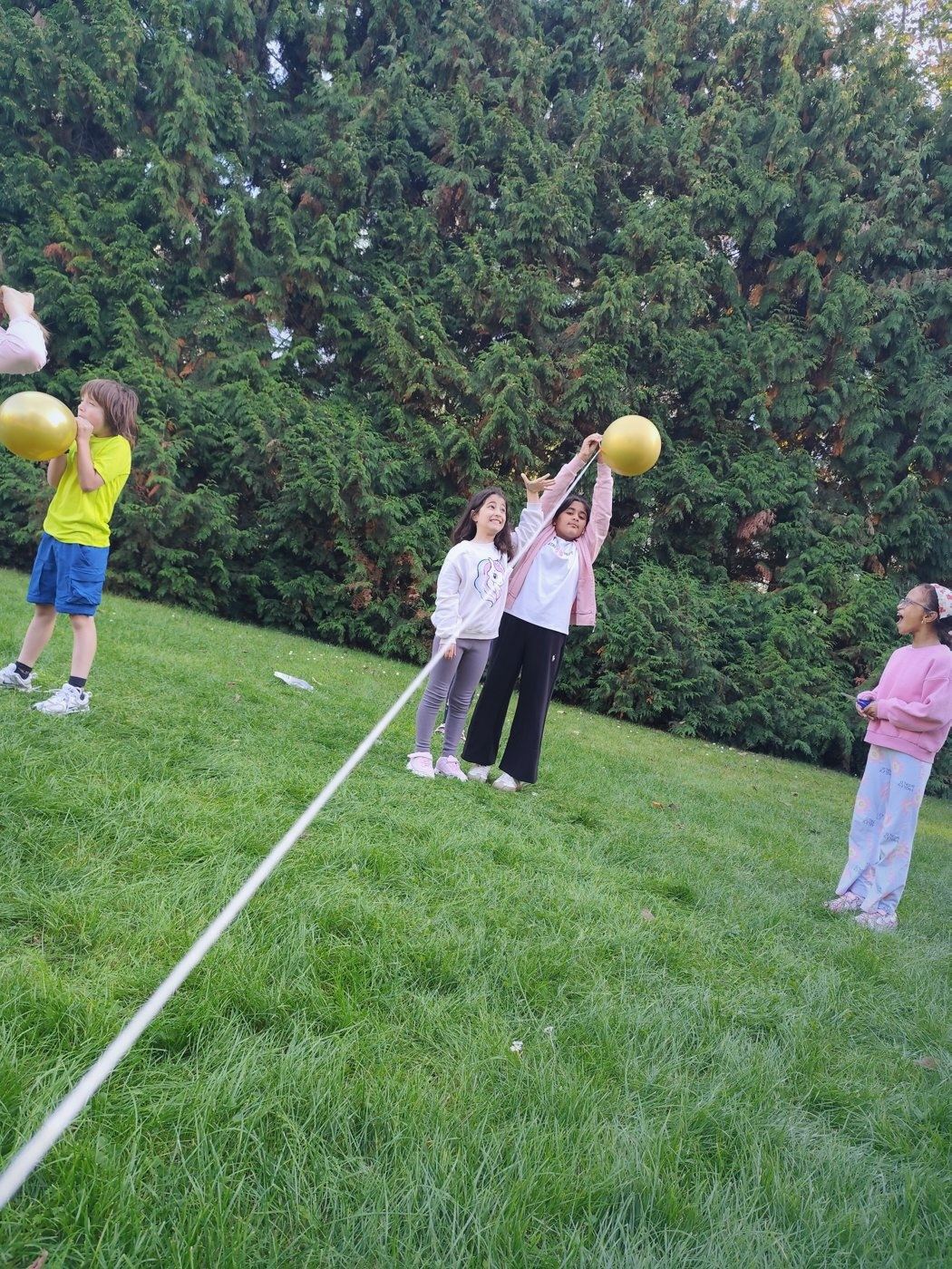 Eksperyment z rakietą balonową na sznurku