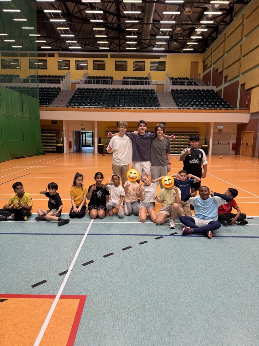 Students from the Teachers’ Day lesson together in the sports hall.