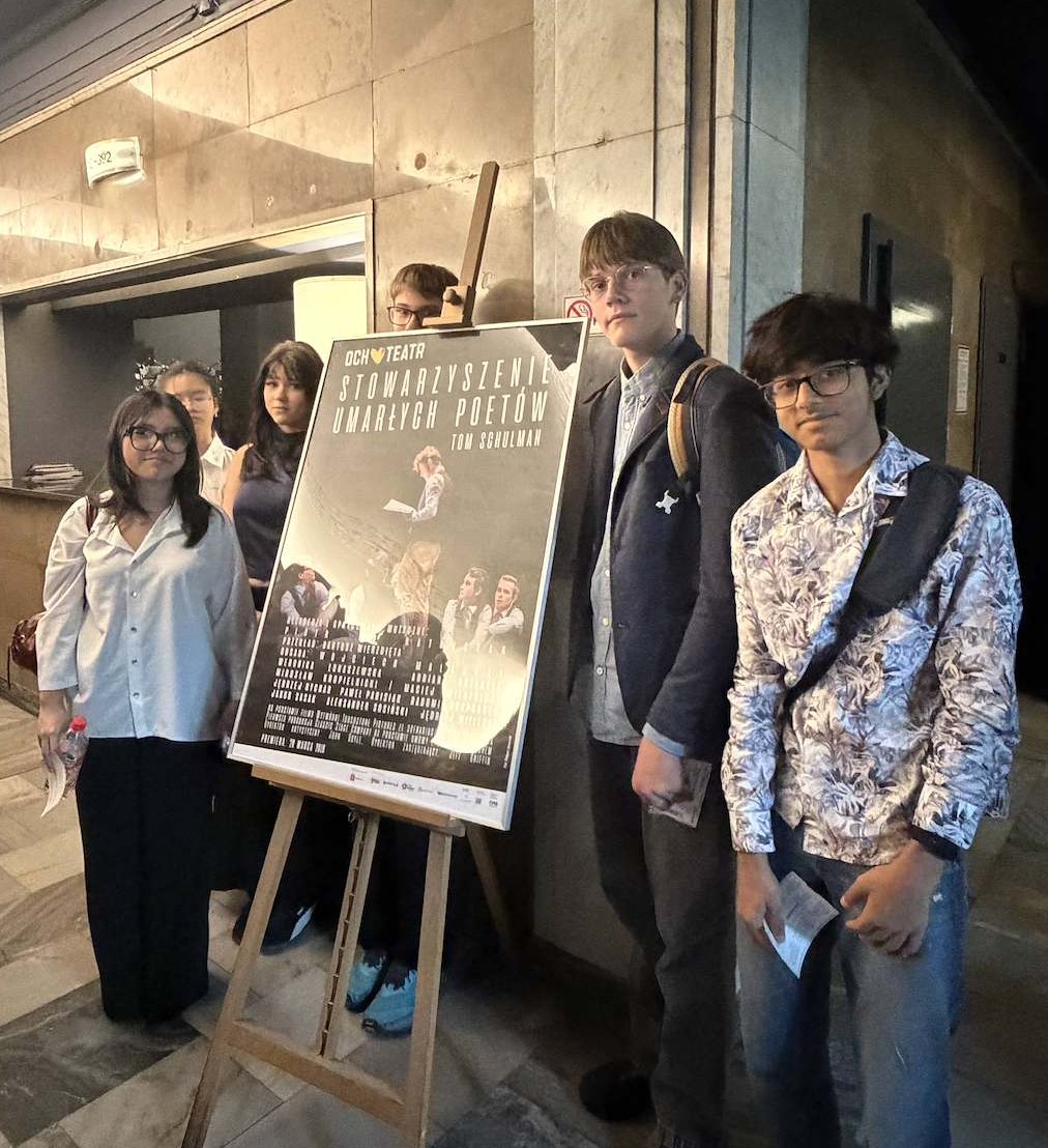 IAS students beside the Dead Poets Society poster at Och-Teatr